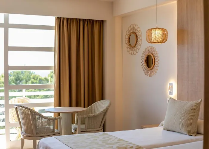 Ona Palmira Paradise