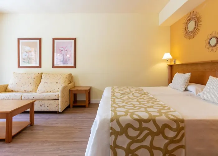 Ona Palmira Paradise פגוארה